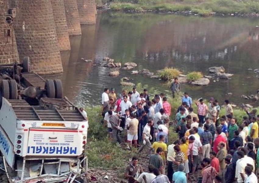 32 загинаха при катастрофа на автобус в Индия