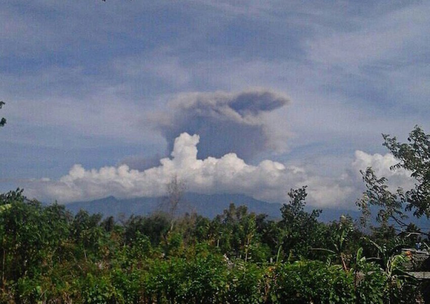 Изригна вулкан на индонезийския остров Ломбок, тече евакуация