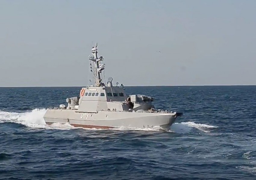 Украински катери прогониха руски кораб в Черно море
