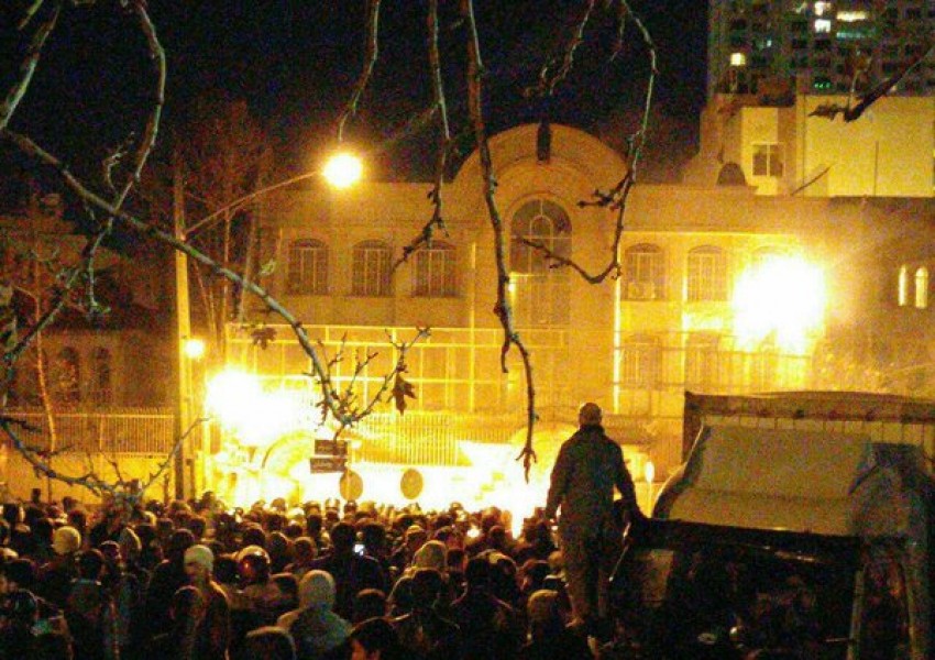Подпалиха саудитското посолство в Иран (ВИДЕО)