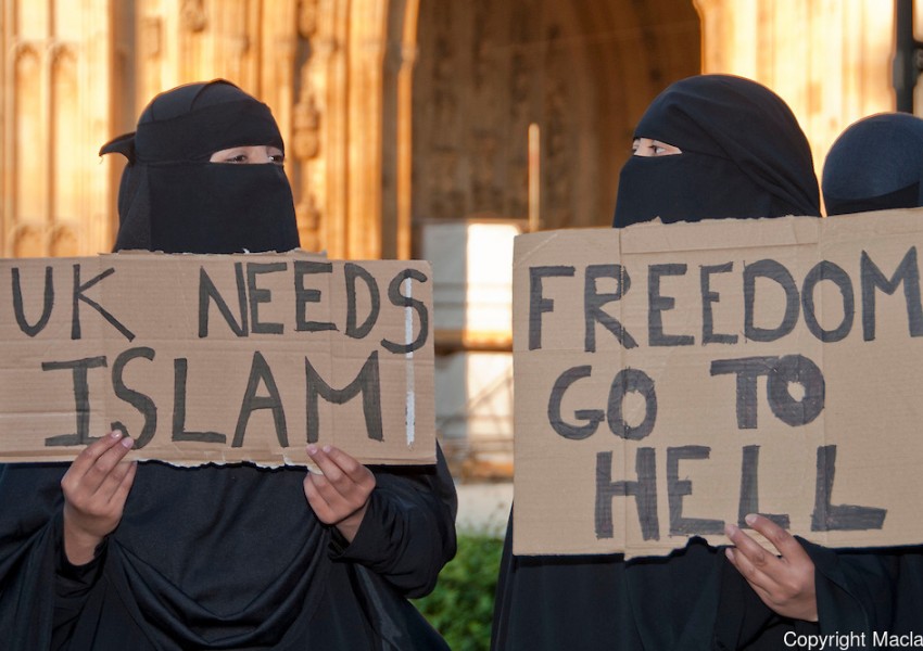 Една трета от британците искат забрана за мюсюлмани да идват в страната