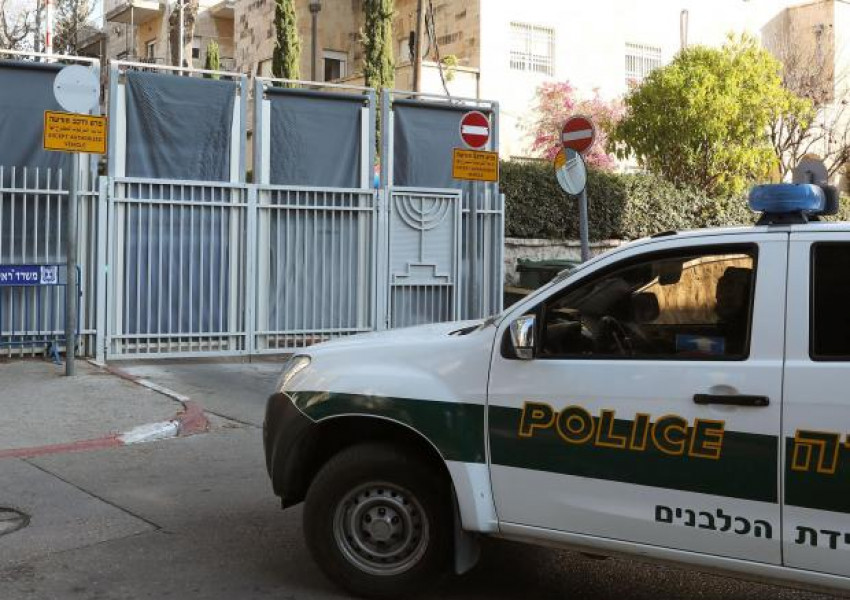 Родители държали сина си 14 заключен в клетка