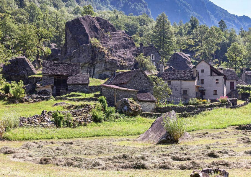Швейцарско село продава къщи по 80 пенса (СНИМКИ)