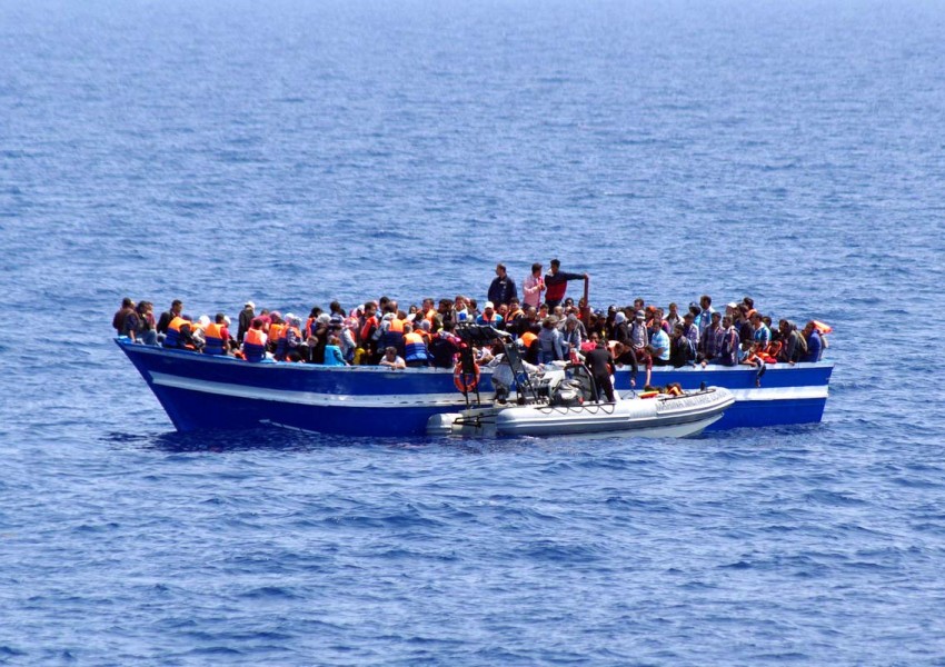 Лодка със стотици бежанци се преобърна в Средиземно море