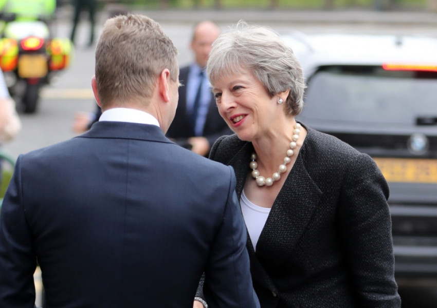 Тереза Мей преговаря в Белфаст по въпроса за твърдата граница между двете Ирландии