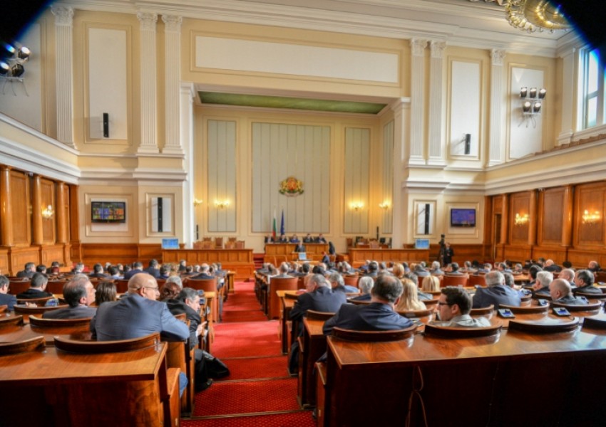 Депутатите отмениха дългата си ваканция