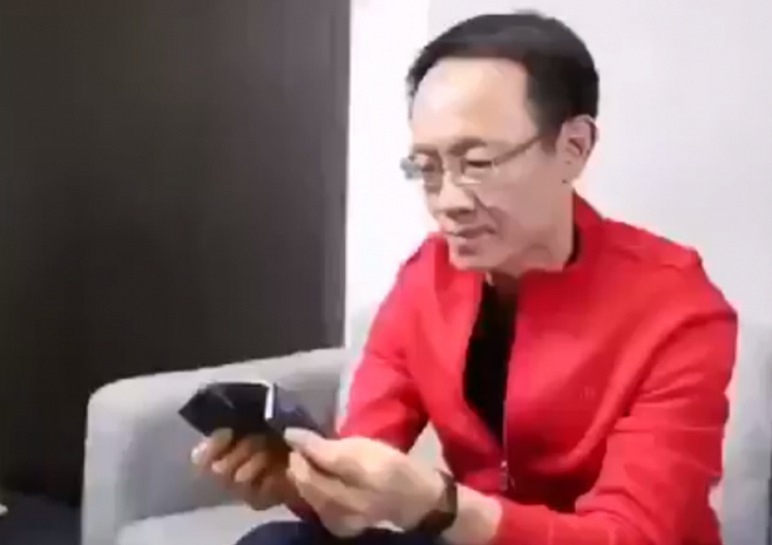 „Китайският Apple” показа първия в света двойно огъващ се телефон (ВИДЕО)