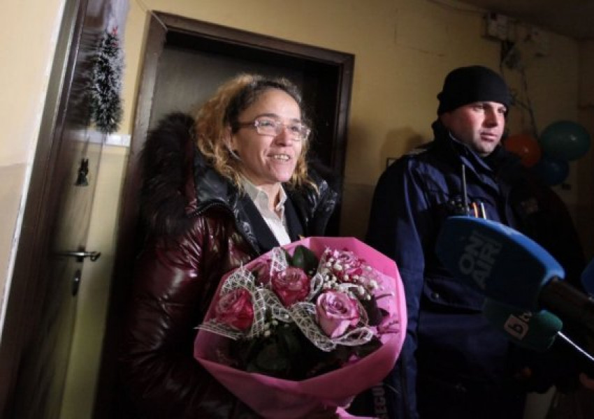 Иванчева се прибра у дома, съседите я посрещнаха с цветя