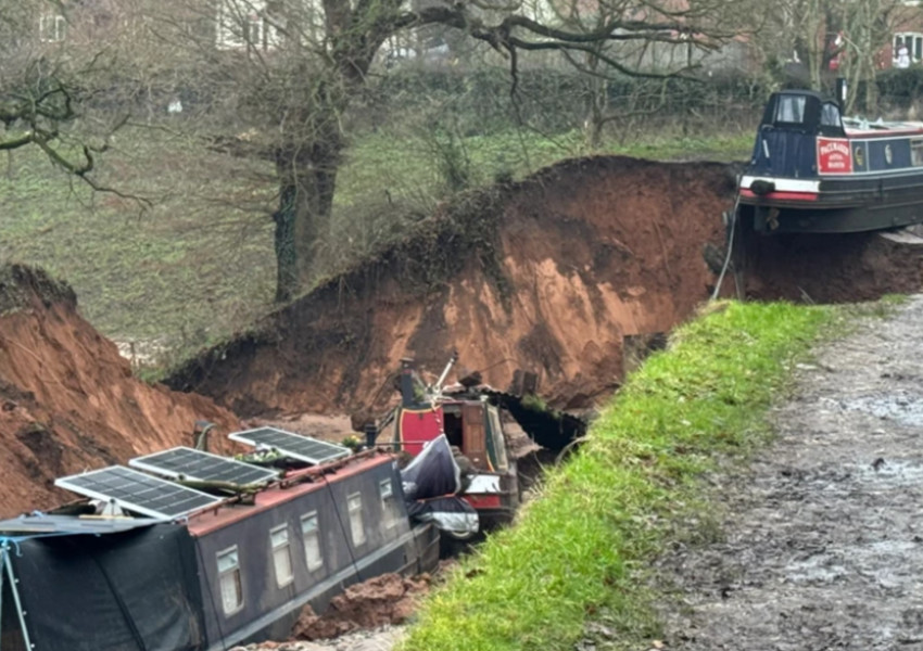 Обявиха "Извънредна ситуация": Водата на речен канал буквално изчезна в отворила се огромна дупка - лодките останаха на сухо!