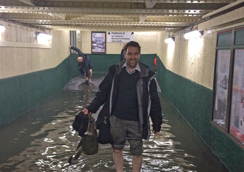 Наводнения в части от Великобритания (ВИДЕО)