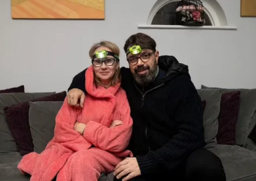 ДЕЙЛИ МЕЙЛ: Българско семейство в Лондон пуска отоплението на апартамента си веднъж седмично и ползва фенери вместо електричество за да ограничи сметките за енергия (СНИМКИ) 