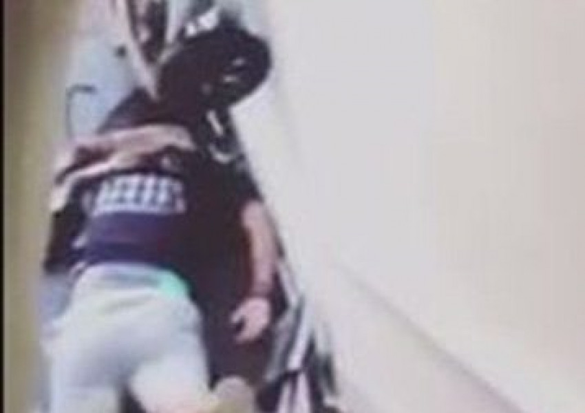 Хазяин бута наемателка по стълбите надолу (ВИДЕО)