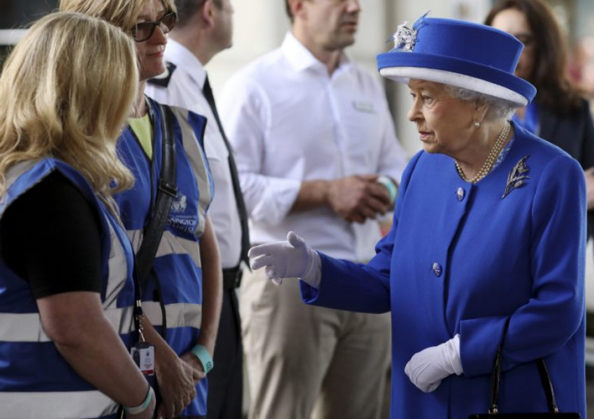 Кралица Елизабет посети пострадалите от пожара (СНИМКИ)