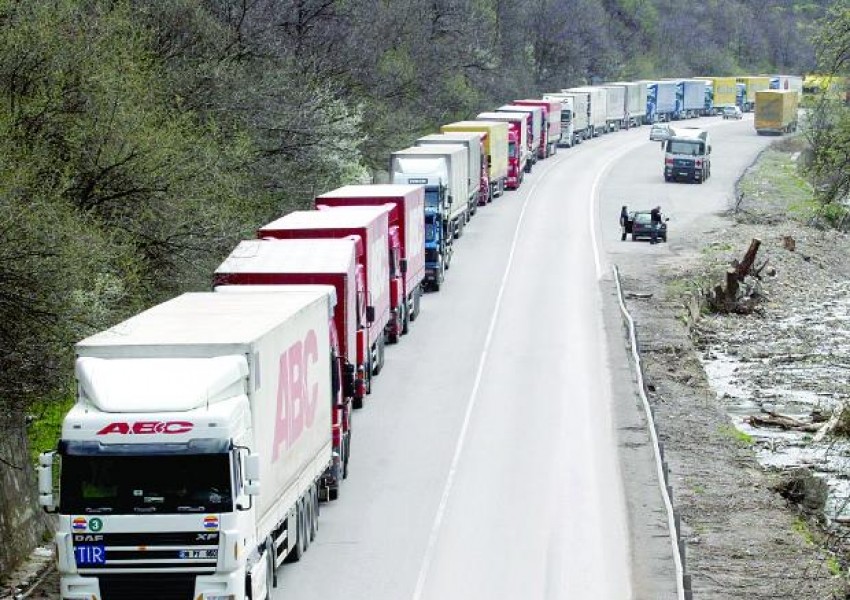 Близо 700 български шофьори са блокирани в Италия