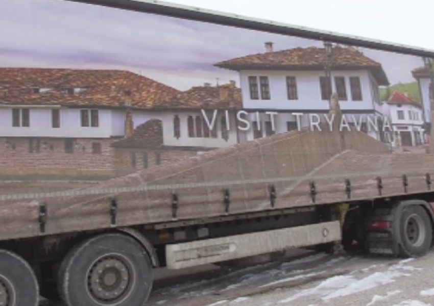 Транспортен шеф грабна почетен знак заради патриотично украсени камиони (СНИМКИ)