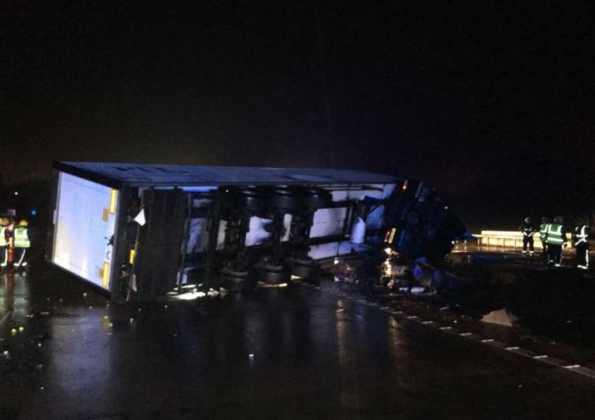 Камион катастрофира и блокира движението на М25