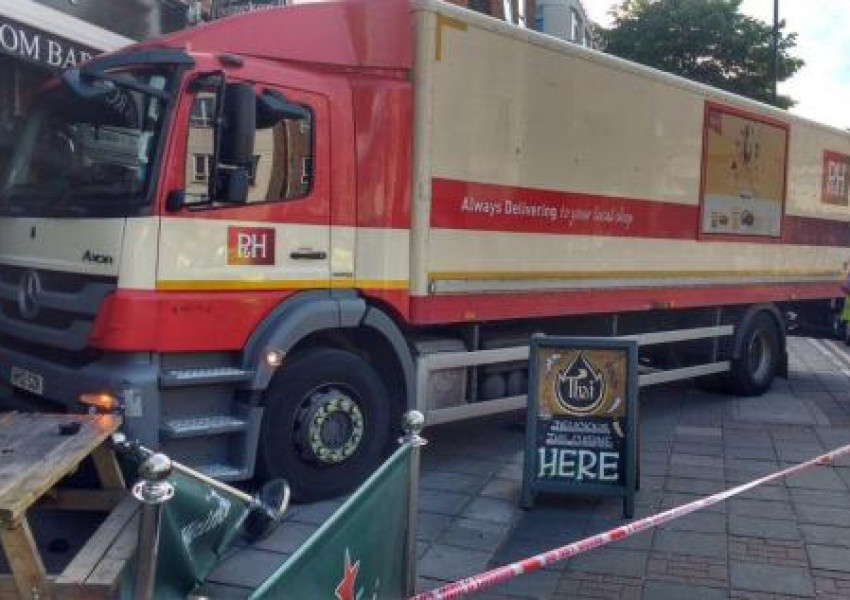 Камион се вряза в бар в Западен Лондон (ВИДЕО)