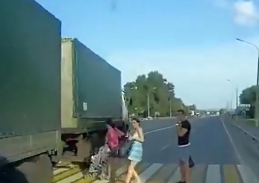 Ужасно! Тираджия едва не премазва бебе и майка му на зебра!