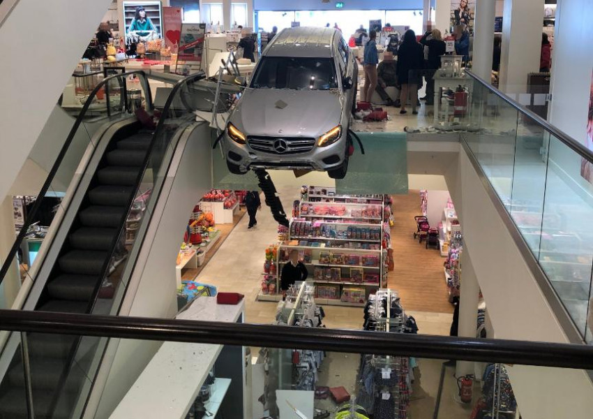 Автомобил се заби в мол в Хамбург