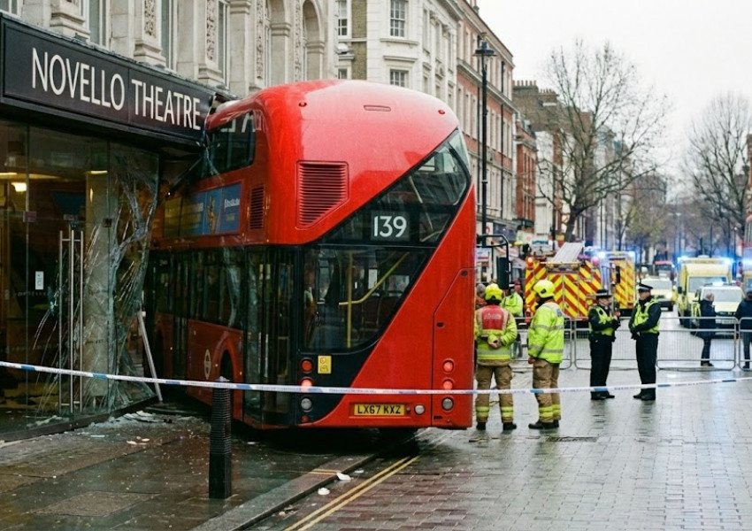 Тежка катастрофа в Южен Лондон: Два автобуса се блъснаха, един от тях връхлетя върху театър