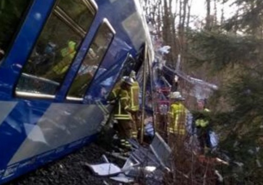 Жестока влакова катастрофа в Германия (СНИМКИ)