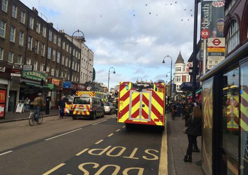 40-годишен мъж оцеля, след като беше блъснат пред влак на метрото в Лондон