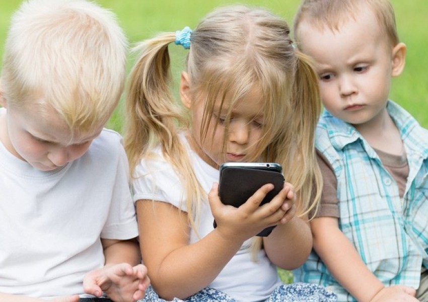 Как влияе взирането в екран на децата?