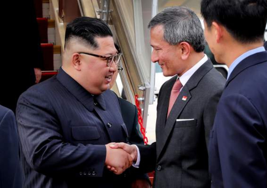 Ким Чен Ун пристигна в Сингапур с мобилна тоалетна