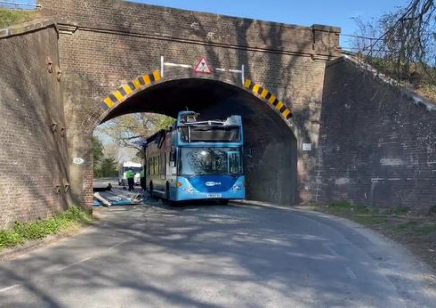 Англия: Автобус катастрофира в нисък мост има пострадали!