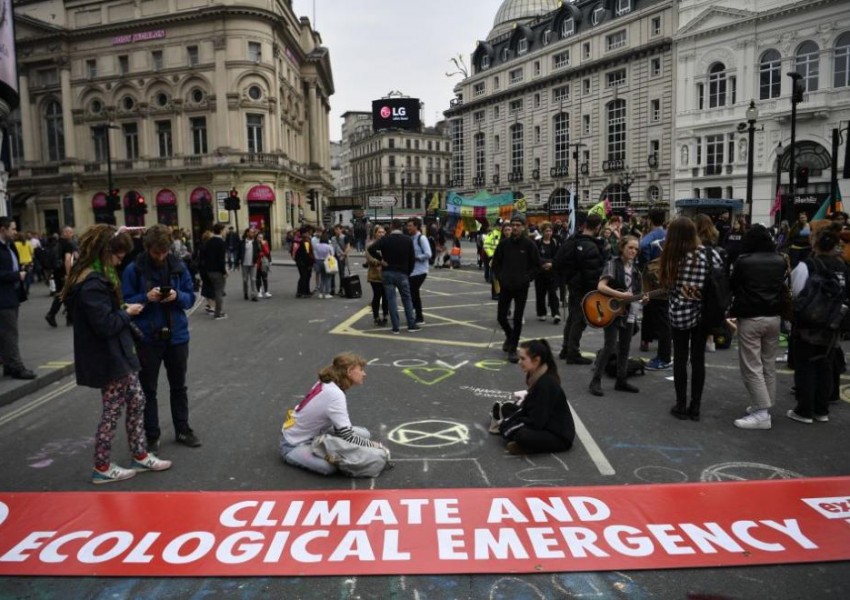 Десетки климатични активисти блокираха Лондон