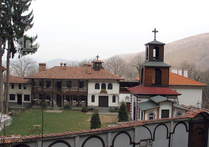 Роми пребиха и опитаха да удушат отец в Кокалянския манастир