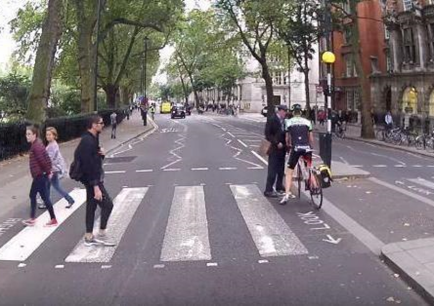 Вижте как пешеходец избеснява на колоездач! (ВИДЕО)