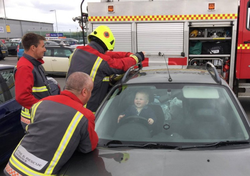 Огнеборци спасяват блокирано дете в автомобила