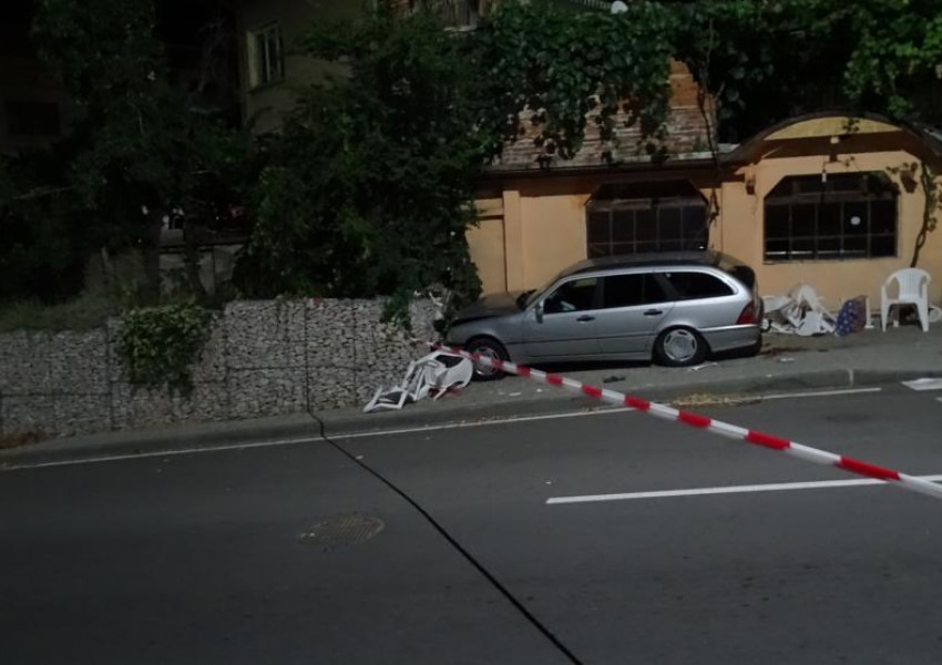 Автомобил се вряза в заведение в Дупница, уби човек (СНИМКА 18 +)
