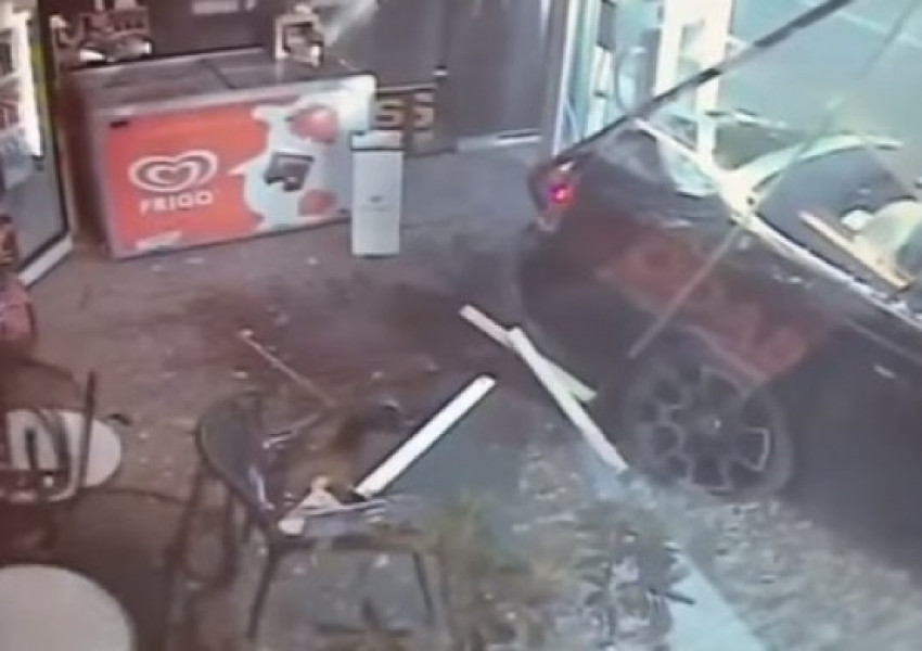 Милионер нахлу с автомобил за 300 бона в магазин (ВИДЕО)