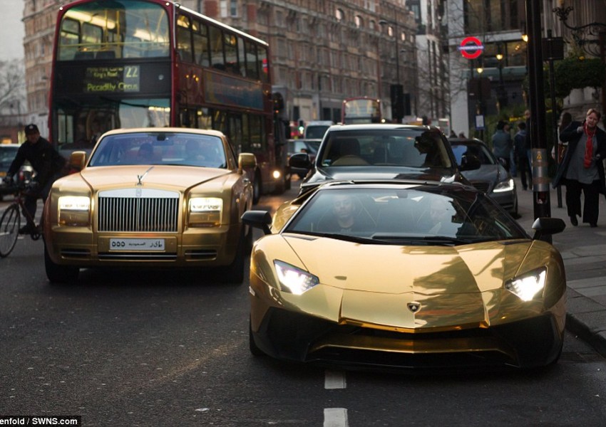 Милиардер разходи колите си за милион из Лондон (СНИМКИ)