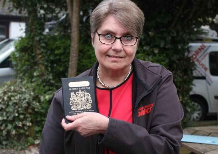 След 47 години живот във Великобритания, тази жена взе британски паспорт!