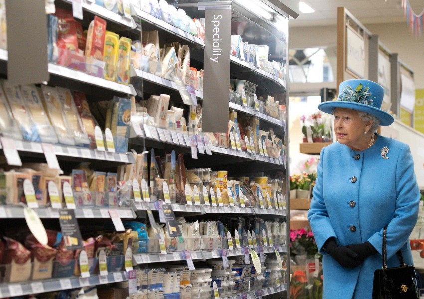 Кралица Елизабет II напазарува в английски супермаркет (СНИМКИ)