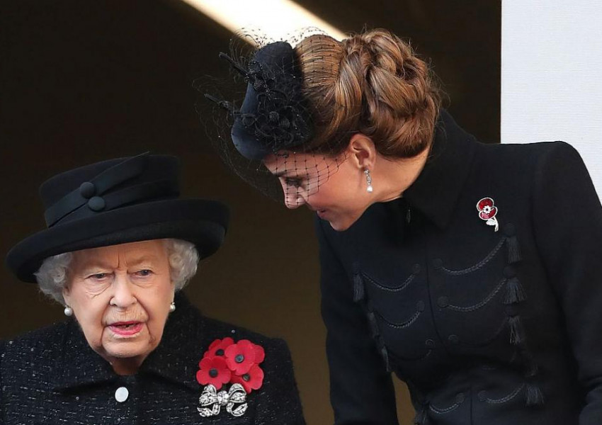 Защо Кралицата носи пет червени мака?