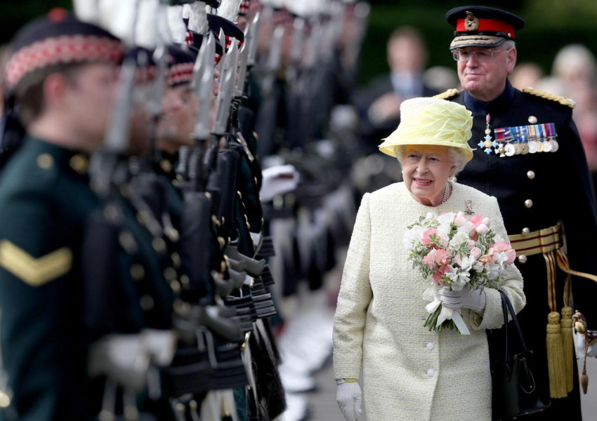 Кралицата блести със жълта рокля в Единбург
