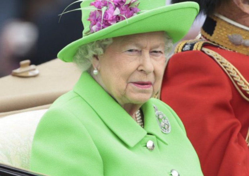 Шегите с облеклото на Кралицата просто не спират! (СНИМКИ)