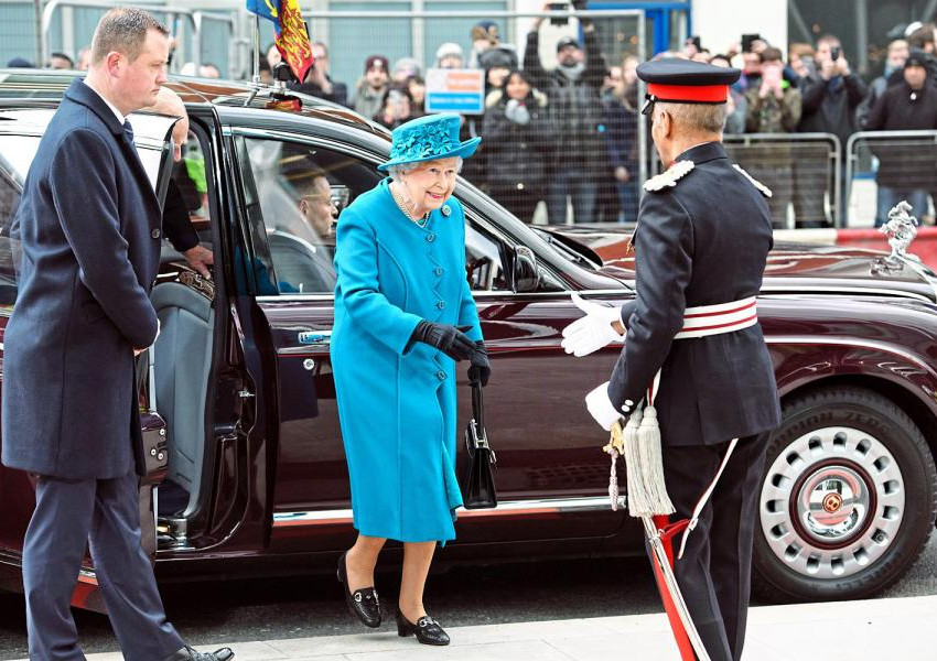 Кралицата в шок! Разхлабват охраната й!