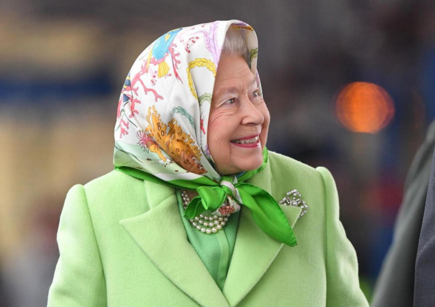 Кралица Елизабет II се прибра в Лондон в блестящо настроение (СНИМКИ)