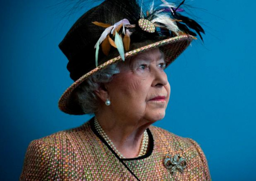 Кралицата си търси "експерт по социалните медии"
