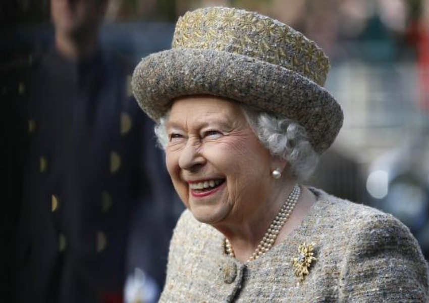 Кралица Елизабет има "Нетфликс" и гледа "Короната"
