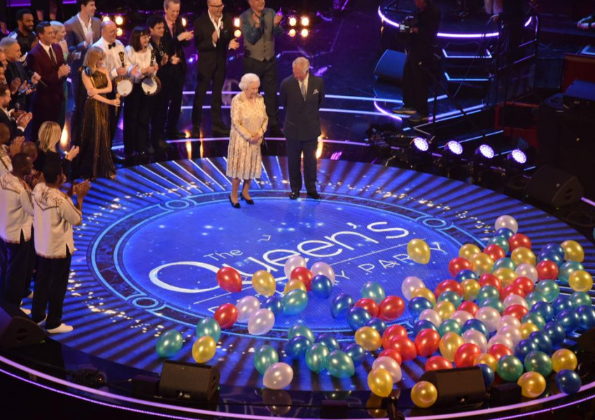 Хиляди изпяха „Честит рожден ден“ на Кралицата