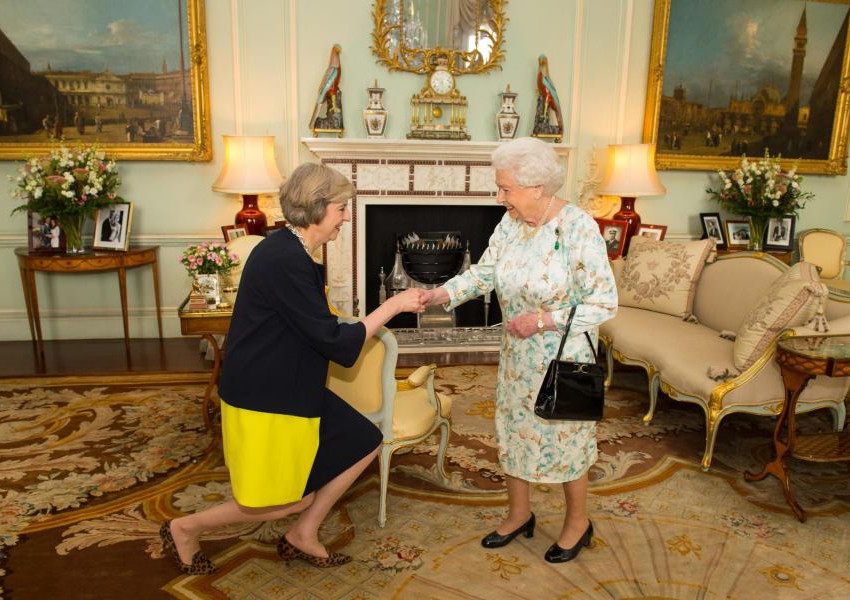 Кралицата е бясна на Тереза Мей