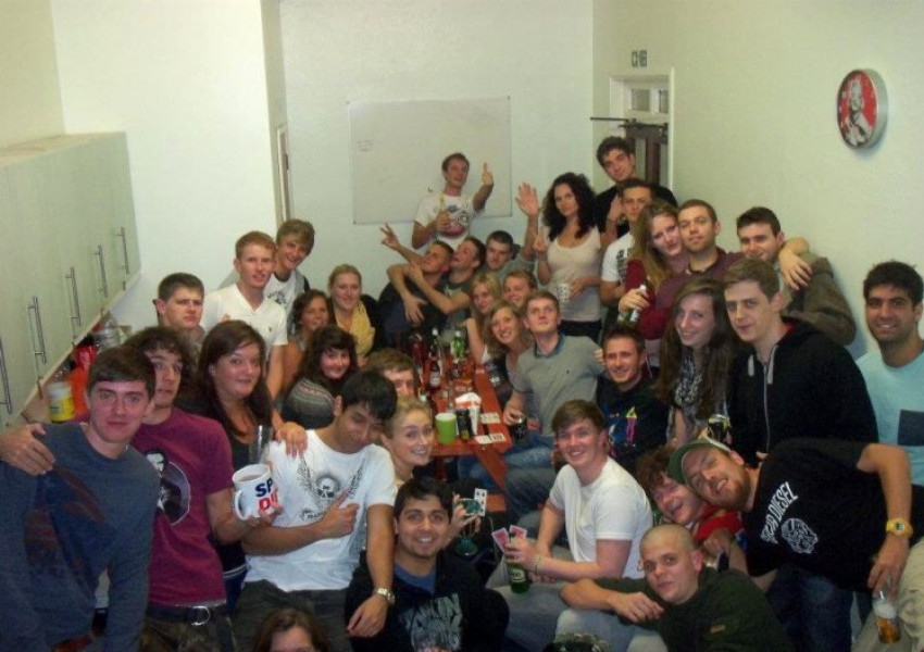 Какво е да живееш в най-голямата студентска квартира във Великобритания? (СНИМКИ)