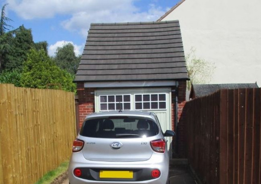 Двойка скри новата си къща в гараж