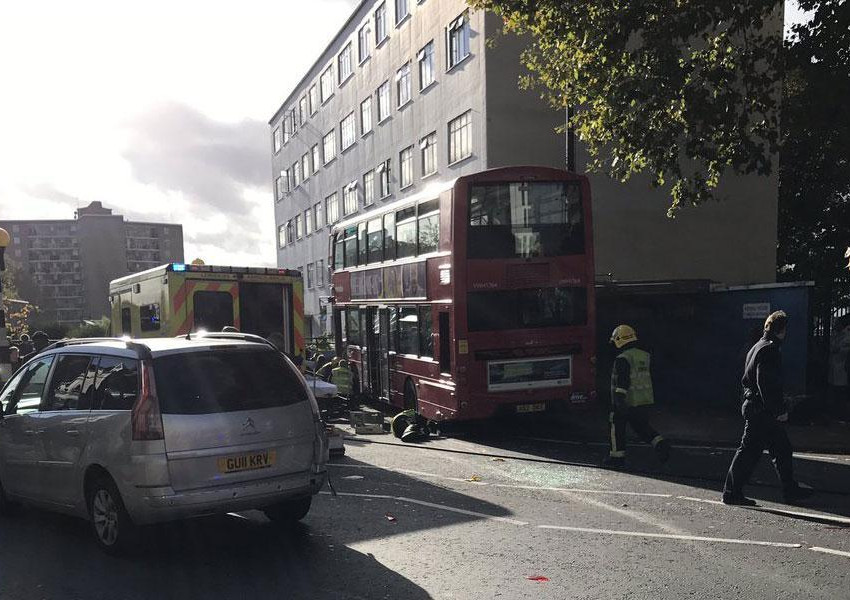 Автобус се вряза в тротоар и рани 14 души в Западен Лондон